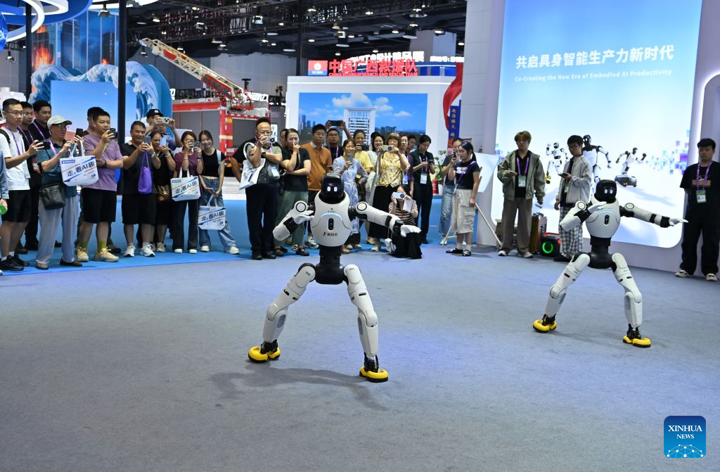 Visitors watch robot performance at the 23rd China-ASEAN Expo in Nanning, south China's Guangxi Zhuang Autonomous Region, Sept. 21, 2026. The 23rd China-ASEAN Expo concluded in Nanning on Monday. (Xinhua/Lu Boan)