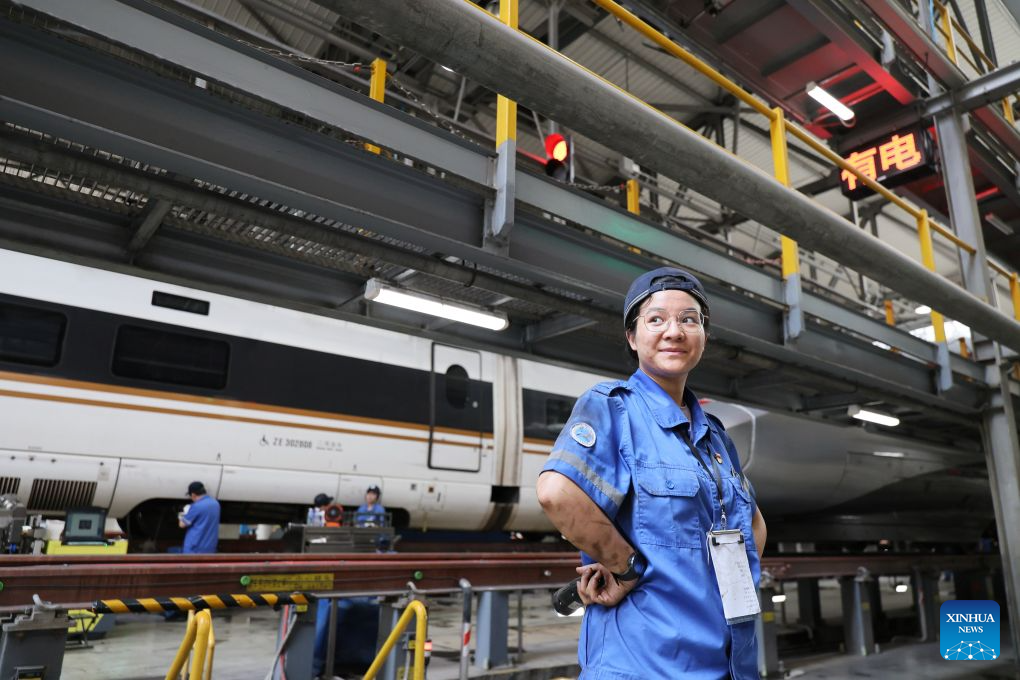 Li Weijia takes a break at the maintenance base of an electric multiple unit (EMU) depot in Tianjin, north China, July 31, 2026. (Xinhua/Li Ran)