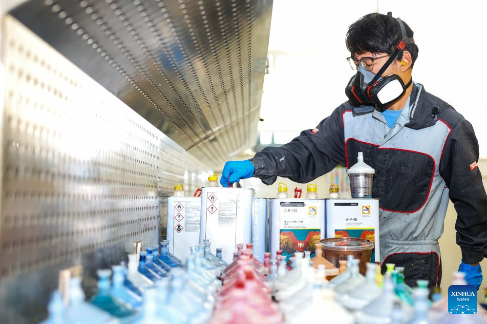 Duan Libo adjusts paint colors at a training facility of Hangzhou Technician Institute in Hangzhou, east China's Zhejiang Province, Sept. 7, 2026. (Xinhua/Jiang Han)