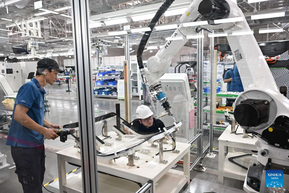 Staff members check the operation of a robotic arm at the general assembly workshop of ARIDGE's plant for mass production of flying cars in Guangzhou, south China's Guangdong Province, Aug. 10, 2026.

A roll-off ceremony for the 1,000th set of electric propulsion system for ARIDGE's flying car, dubbed the Land Aircraft Carrier, was held at the company's plant for mass production of flying cars in Guangzhou on Monday.

ARIDGE is a pioneering developer of low-altitude mobility solutions based in Guangdong. Its plant for mass production of flying cars here, covering an area of approximately 120,000 square meters, mainly manufactures the airborne component of the Land Aircraft Carrier. (Xinhua/Deng Hua)