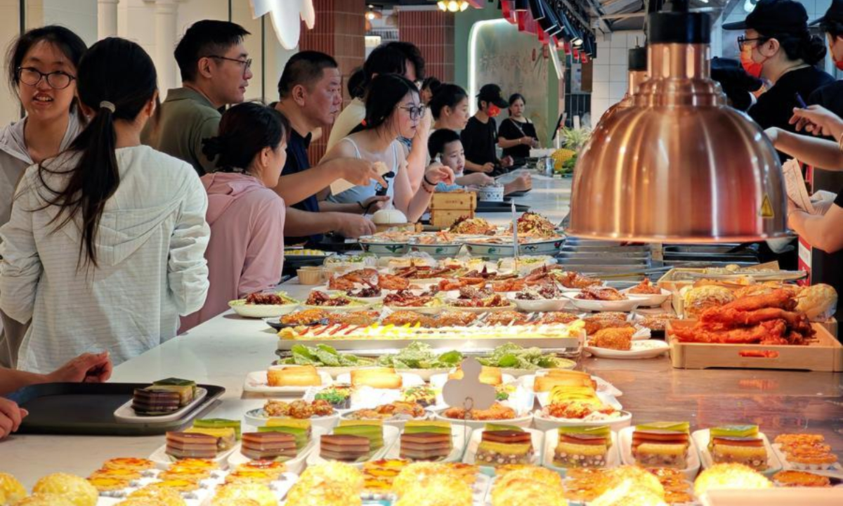 This photo taken with a mobile phone on Oct. 1, 2026 shows tourists at a local tea house in Haikou, south China's Hainan Province.    (Xinhua/Guo Cheng)