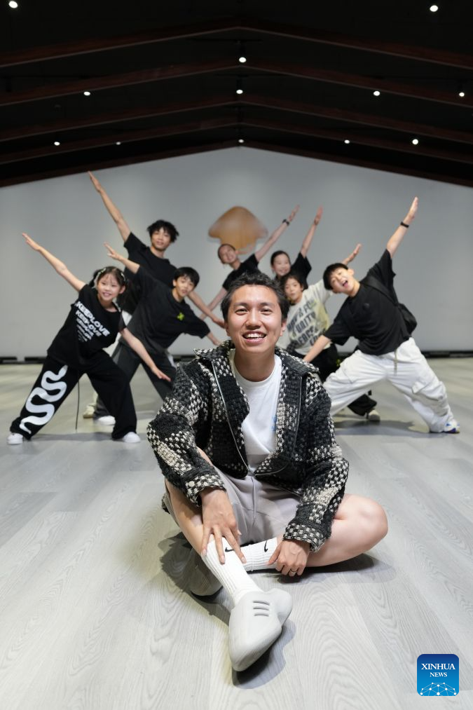 Fang Zhenghua (front) poses for a photo at Dancehome studio in Chengdu, southwest China's Sichuan Province, Aug. 4, 2026. (Xinhua/Xu Bingjie)