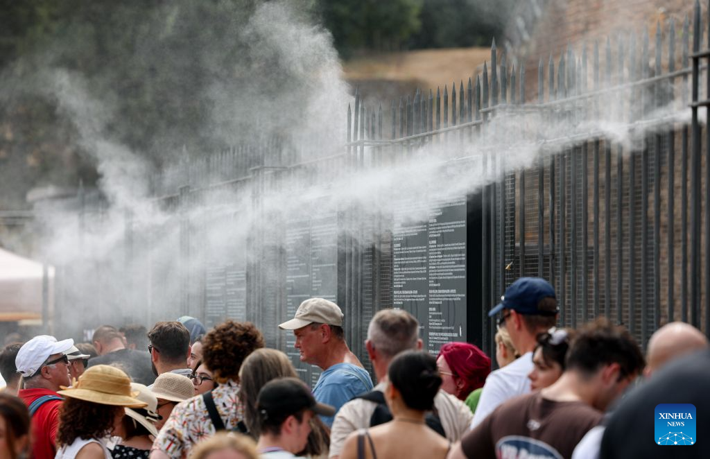 Tourists wait to enter the Roman Forum as overhead misting fans spray cool water vapour during a heatwave in Rome, Italy, Aug. 26, 2026. (Xinhua/Wang Kaiyan)
