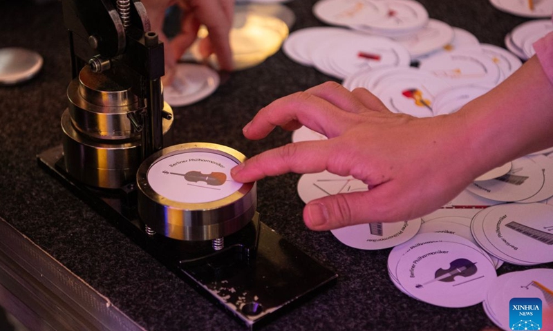 A visitor tries to make a badge in Berliner Philharmonie in Berlin, capital of Germany, June 21, 2026.

Visitors explored Berliner Philharmonie during its Open Day event on Sunday through open rehearsals, concerts and interactive activities. (Xinhua/Zhang Haofu)