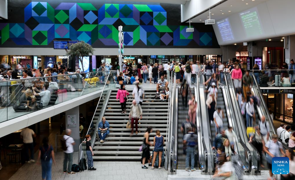 Passengers are pictured at Montparnasse railway station in Paris, France, Aug. 27, 2026. Rail traffic at Montparnasse railway station in Paris was temporarily suspended on Thursday due to a failure in the electrical system. (Xinhua/Wu Huiwo)