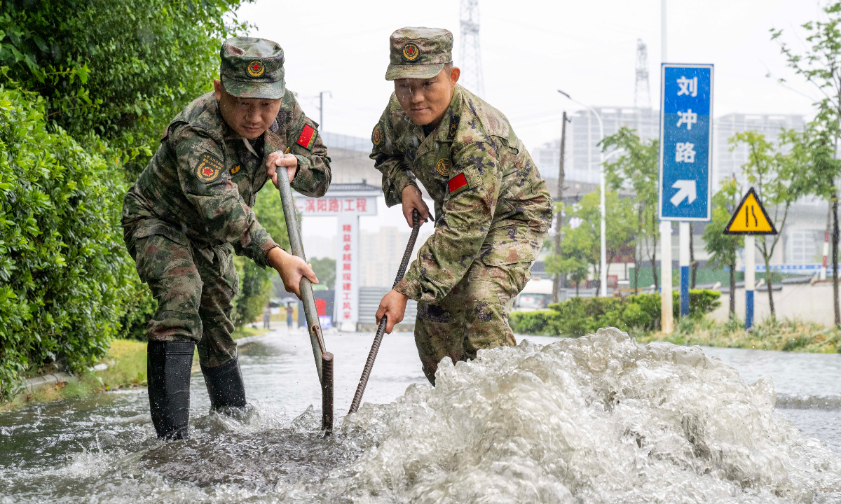 Local militia personnel clear water and drain waterlogged roads in Hefei, East China’s Anhui Province, on August 11, 2026. Photo: IC