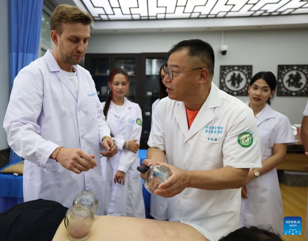 Professor Dong Baoqiang (R, front) demonstrates cupping therapy for foreign students at Liaoning University of Traditional Chinese Medicine in Shenyang, northeast China's Liaoning Province, Sept. 3, 2026. Liaoning University of Traditional Chinese Medicine attaches great importance to international exchange and cooperation, having established partnerships with universities, medical institutions, and academic organizations from 35 countries and regions.

With the arrival of the new semester, a group of international students from the United States, Russia, Australia, Pakistan, El Salvador, Brazil, Vietnam, Thailand and other countries have enrolled at Liaoning University of Traditional Chinese Medicine to learn Traditional Chinese Medicine (TCM) physiotherapies such as cupping, acupuncture, moxibustion, and bone-setting treatments. (Xinhua/Han He)
