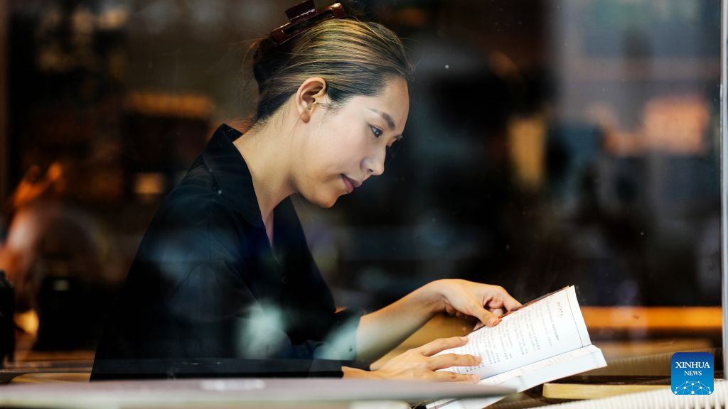 Vu Minh Anh reads at a cafe in Nanning, south China's Guangxi Zhuang Autonomous Region, Sept. 17, 2026. (Xinhua/Zhang Ailin)