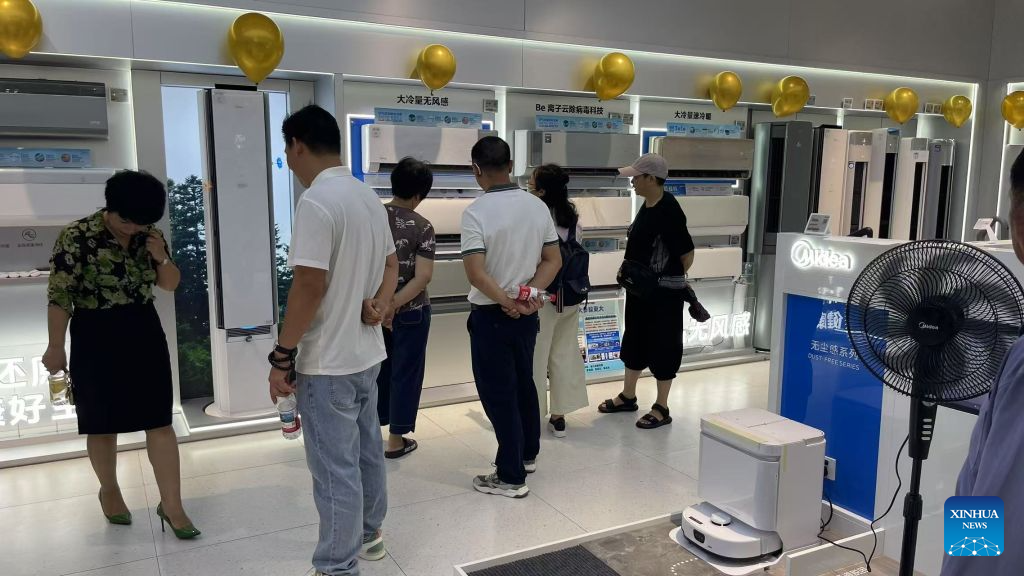 Consumers shop for household appliances at a shopping mall in Beihai, south China's Guangxi Zhuang Autonomous Region, May 16, 2026. (Xinhua)