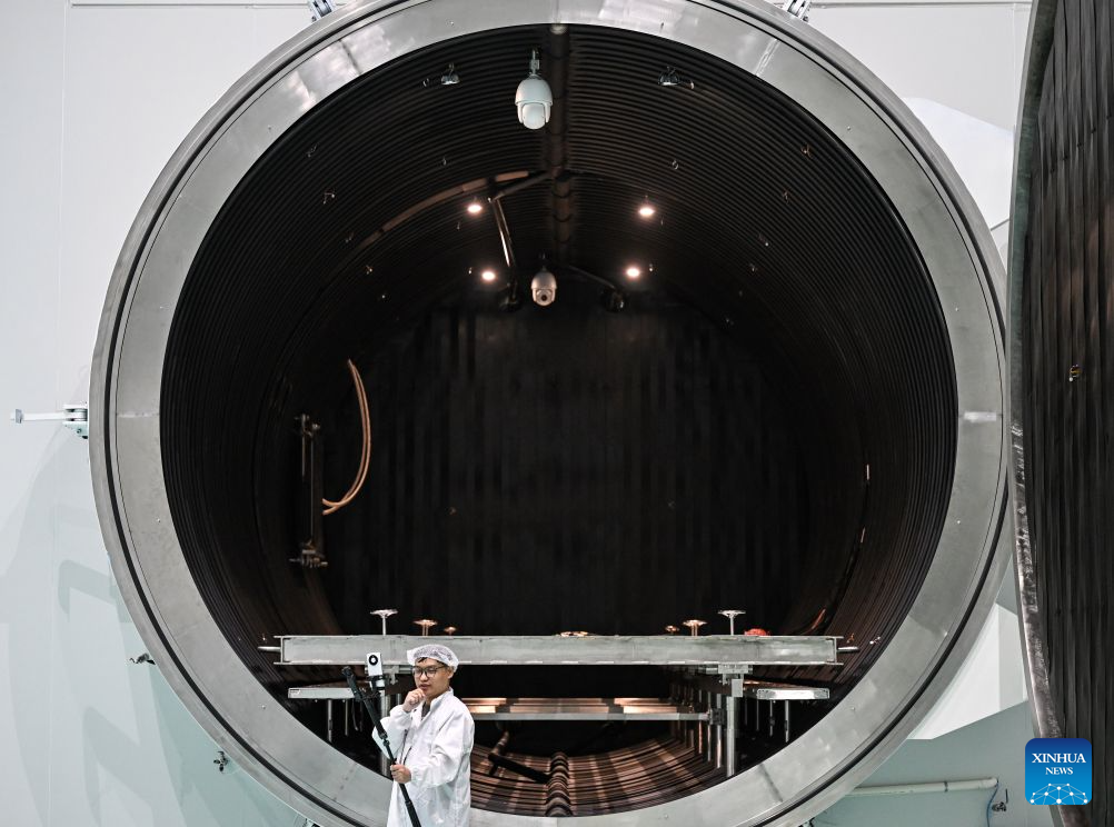 A journalist is seen near a thermal vacuum simulator at Guoyu Starry Sky Technology Co., Ltd. in the high-tech zone of Wuxi, east China's Jiangsu Province, July 20, 2026. Guoyu Starry Sky Technology Co., Ltd. specializes in the design and manufacturing of satellites. Its intelligent production line for commercial satellites can produce more than 150 units annually, each weighing between 200 kg and 500 kg. (Xinhua/Chen Yehua)
