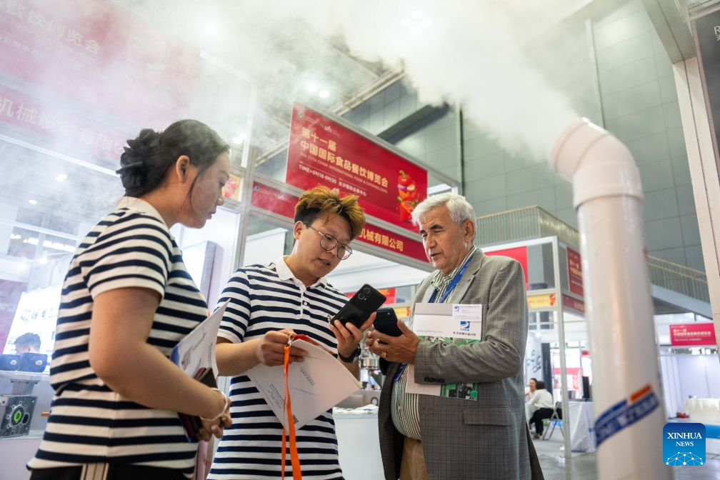 A visitor (R) learns about a food moisturizing device during the 11th China International Food & Catering Expo in Changsha, central China's Hunan Province, Sept. 18, 2026. The expo kicked off here on Friday, attracting over 1,300 exhibitors from more than 30 countries and regions. With a total exhibition area of nearly 70,000 square meters, the expo features over 7,000 exhibits in categories including food ingredients, wines, ceramic ware, hotel facilities, and cold-chain logistics. (Xinhua/Chen Sihan)