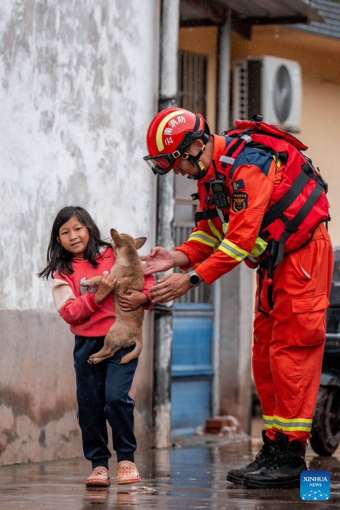 A girl is evacuated by a firefighter to a temporary shelter in Molong Village of Mohan Town, southwest China's Yunnan Province, Aug. 30, 2026.
Heavy rainfall has triggered severe flooding in Mohan Town in southwest China's Yunnan Province, with a reservoir at risk of breaching, authorities said Saturday.
Altogether 8,115 residents have been evacuated in emergency by Sunday, and relief items are dispatched to relocations sites to meet people's necessities. (Xinhua/Hu Chao)