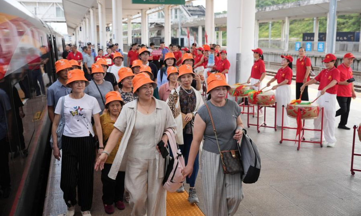 Passengers prepare to board the train G3998 at Ruijin Station in Ruijin, east China's Jiangxi Province, Sept. 6, 2026. (Xinhua/Shao Rui)