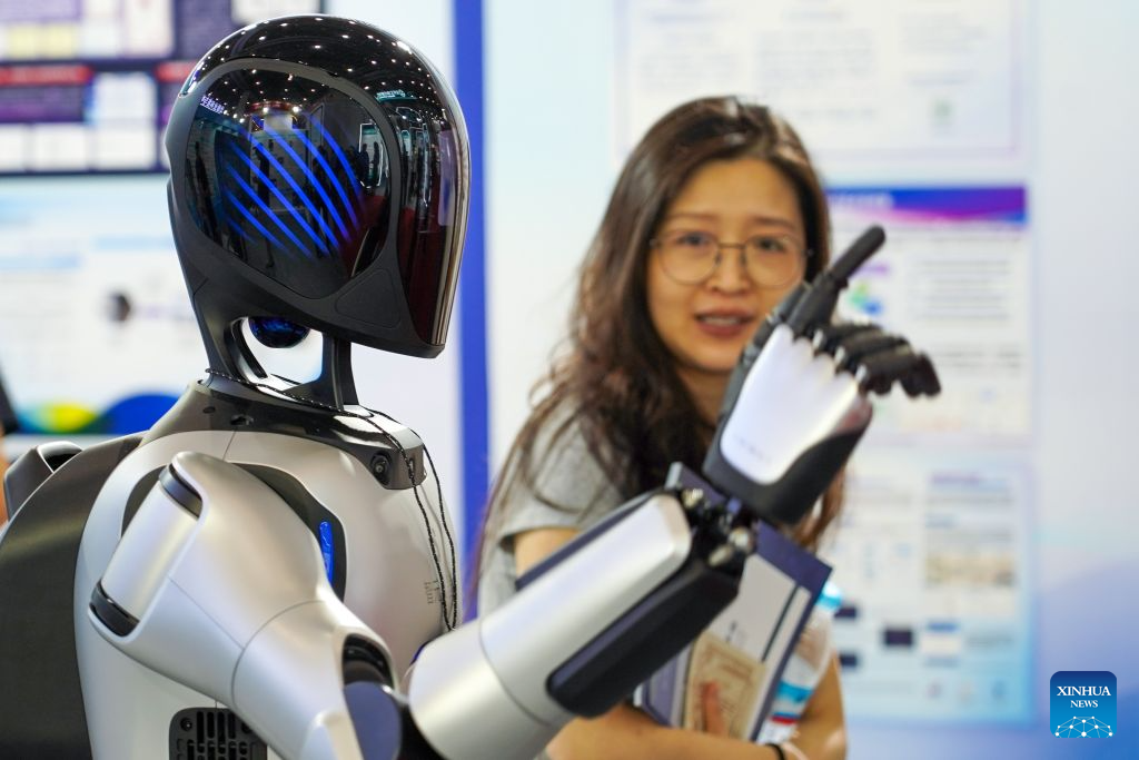 A robot interacts with a visitor during the 16th China International Digital Publishing Expo in Jinan, east China's Shandong Province, Aug. 27, 2026.
The expo will run from Aug. 27 to 29 in Jinan, capital of east China's Shandong Province. First held in 2005, the expo is a major platform aimed at promoting the development of the digital publishing industry. (Xinhua/Zhu Zheng)