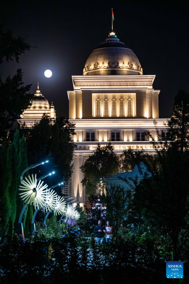 People enjoy themselves at a park in Dushanbe, Tajikistan, on Sept. 27, 2026. (Xinhua/Li Renzi)