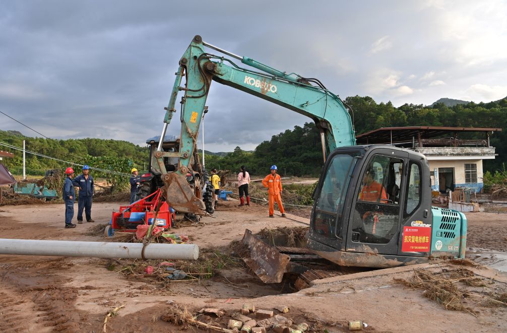 Workers repair a power facility damaged by flood in Zhilang Township of Ningming County, south China's Guangxi Zhuang Autonomous Region, Aug. 25, 2026. Continuous heavy rainfall caused by Typhoon Narra, the 19th typhoon of the year, has swept across Ningming County. As of 12:00 p.m. (Beijing Time) on Tuesday, 22,008 stranded civilians had been transferred with the help of rescue and relief forces. (Xinhua/Lu Boan)
