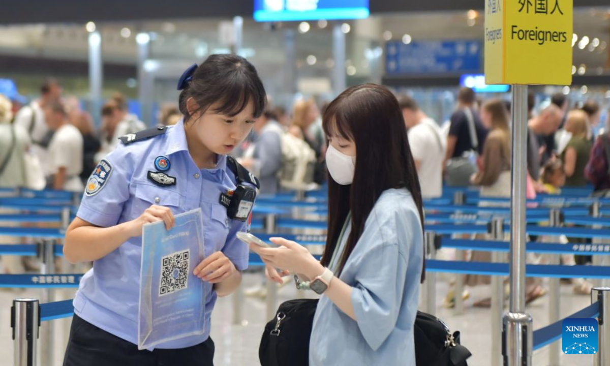 A police officer helps a tourist at the Beijing Capital International Airport in Beijing, capital of China, Aug. 26, 2026. The total number of entry-exit trips at Beijing ports has surpassed 15 million as of Tuesday, up 9 percent year on year and reaching the milestone 20 days earlier than in 2025, according to the Beijing General Station of Exit and Entry Frontier Inspection.
Foreign arrivals at Beijing ports reached 4.88 million during the period, an increase of 31.6 percent compared with the same period last year, accounting for 32.5 percent of the total entry-exit trips. Among them, 1.86 million foreign nationals entered under visa-free or temporary entry permits, representing 74.5 percent of all inbound foreign arrivals. (Photo by Zu Guobao/Xinhua)