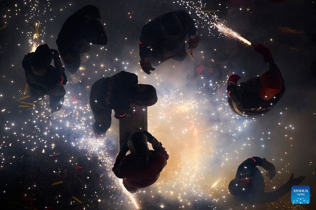 People set off rockets during the traditional La Corda festival in Paterna, Spain, Aug. 31, 2026. La Corda is a traditional pyrotechnic festival with a long history in Paterna. During the event, participants wearing protective gear set off more than 70,000 rockets along the city's closed-off main street, filling the area with sparks and smoke. Paterna is also known as the City of Fire for its longstanding pyrotechnic tradition. (Photo by Pablo Morano/Xinhua)