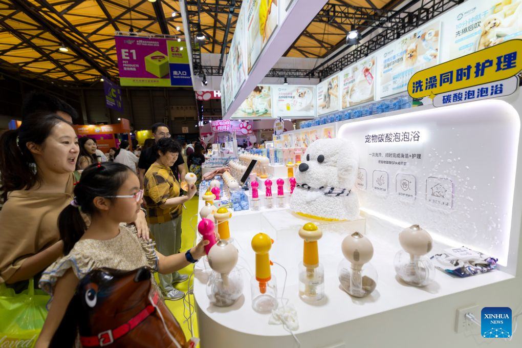 Visitors look at a pet bathing scenario at the 28th Pet Fair Asia in east China's Shanghai, Aug. 20, 2026. Held from Aug. 19 to Aug. 23, the pet fair has attracted over 2,600 exhibitors. (Xinhua/Wang Xiang)