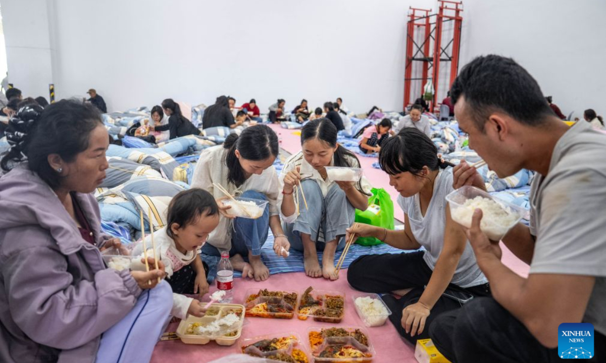 Residents have meal at a temporary shelter in Mohan Town, southwest China's Yunnan Province, Aug. 30, 2026.
Heavy rainfall has triggered severe flooding in Mohan Town in southwest China's Yunnan Province, with a reservoir at risk of breaching, authorities said Saturday.
Altogether 8,115 residents have been evacuated in emergency by Sunday, and relief items are dispatched to relocations sites to meet people's necessities. (Xinhua/Hu Chao)
