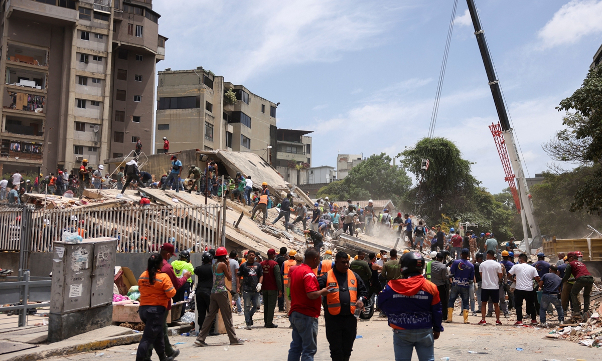 Rescue crews use cranes to remove collapsed building wreckage at a quake-damaged residential complex in Caracas, Venezuela on June 25, 2026 local time. Photo: IC