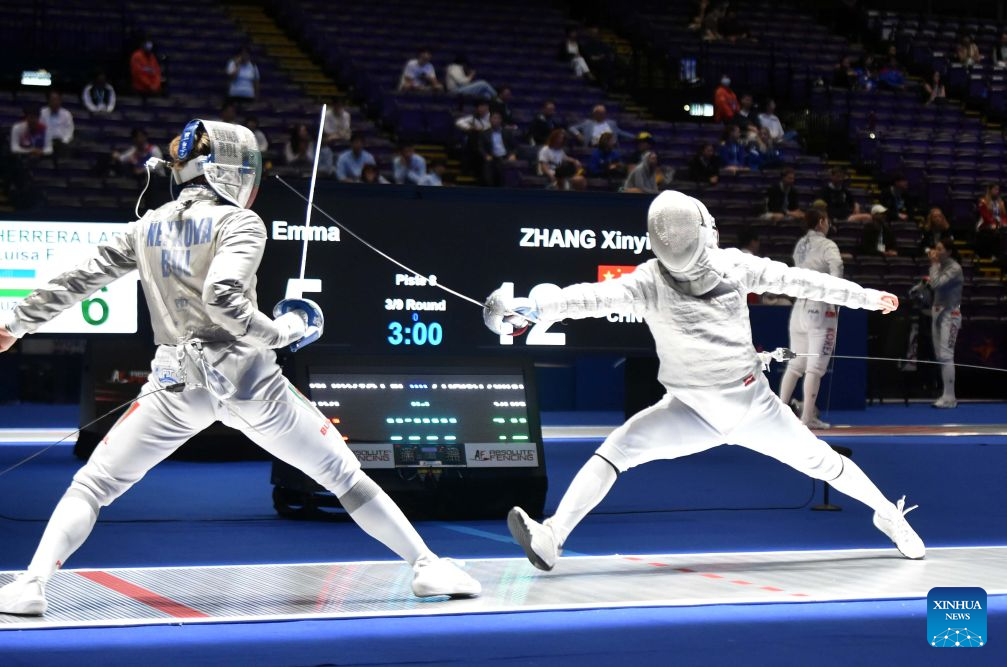 Zhang Xinyi (R) of China competes with Emma Neikova of Bulgaria during the team women's sabre round of 16 match between China and Bulgaria at the 2026 Fencing World Championships in Hong Kong, south China, July 29, 2026. (Xinhua/Lo Ping Fai)