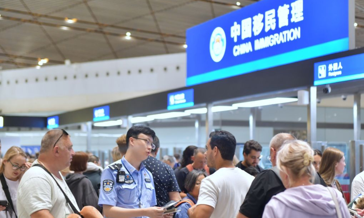 A police officer helps tourists at the Beijing Capital International Airport in Beijing, capital of China, Aug. 26, 2026. The total number of entry-exit trips at Beijing ports has surpassed 15 million as of Tuesday, up 9 percent year on year and reaching the milestone 20 days earlier than in 2025, according to the Beijing General Station of Exit and Entry Frontier Inspection.
Foreign arrivals at Beijing ports reached 4.88 million during the period, an increase of 31.6 percent compared with the same period last year, accounting for 32.5 percent of the total entry-exit trips. Among them, 1.86 million foreign nationals entered under visa-free or temporary entry permits, representing 74.5 percent of all inbound foreign arrivals. (Photo by Zu Guobao/Xinhua)