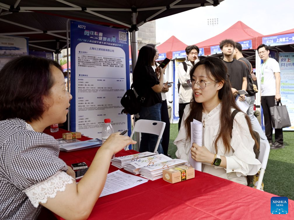 A graduate communicates with a recruiter during an autumn campus job fair for Shanghai university graduates at the East China Normal University in east China's Shanghai, Sept. 22, 2026. The job fair kicked off here on Tuesday, with the participation of nearly 1,000 employers, covering integrated circuits, biological medicine, artificial intelligence, finance, education and other fields. (Xinhua/Liu Ying)
