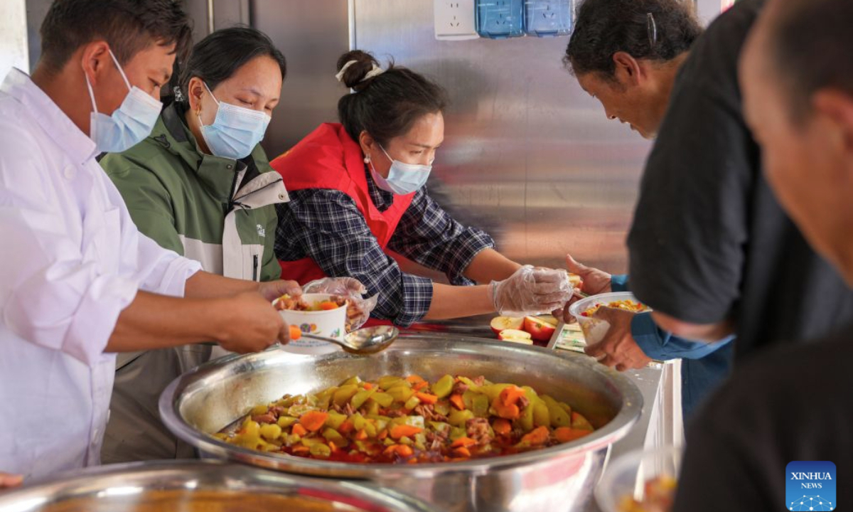 Staff members on a food truck distribute lunches to rescue workers in mudslide-affected Gyirong Town, southwest China's Xizang Autonomous Region, Aug. 31, 2026.
A food truck has been deployed in mudslide-affected Gyirong Town of Gyirong County recently, providing hot meals to disaster relief volunteers. The truck came from the neighboring Tingri County. After being hit by an earthquake in 2025, Tingri County purchased the truck with funds from east China's Shanghai under an assistance program for Xizang. After Gyirong Town was hit by the mudslide, Tingri County soon dispatched the truck to share mobile food services for disaster relief. (Xinhua/Jigme Dorje)