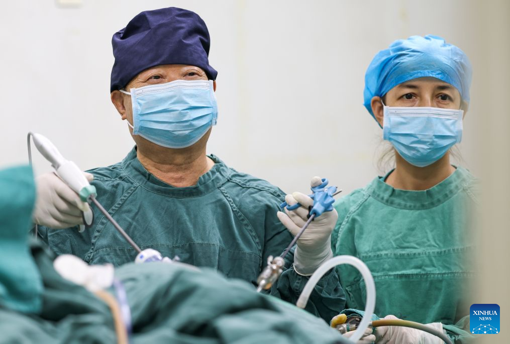 Zhuang Shihua (L) performs a surgery at the hospital affiliated to the Xinjiang Armed Police Corps in Urumqi, northwest China's Xinjiang Uygur Autonomous Region, Aug. 18, 2026. (Xinhua/Wang Fei)