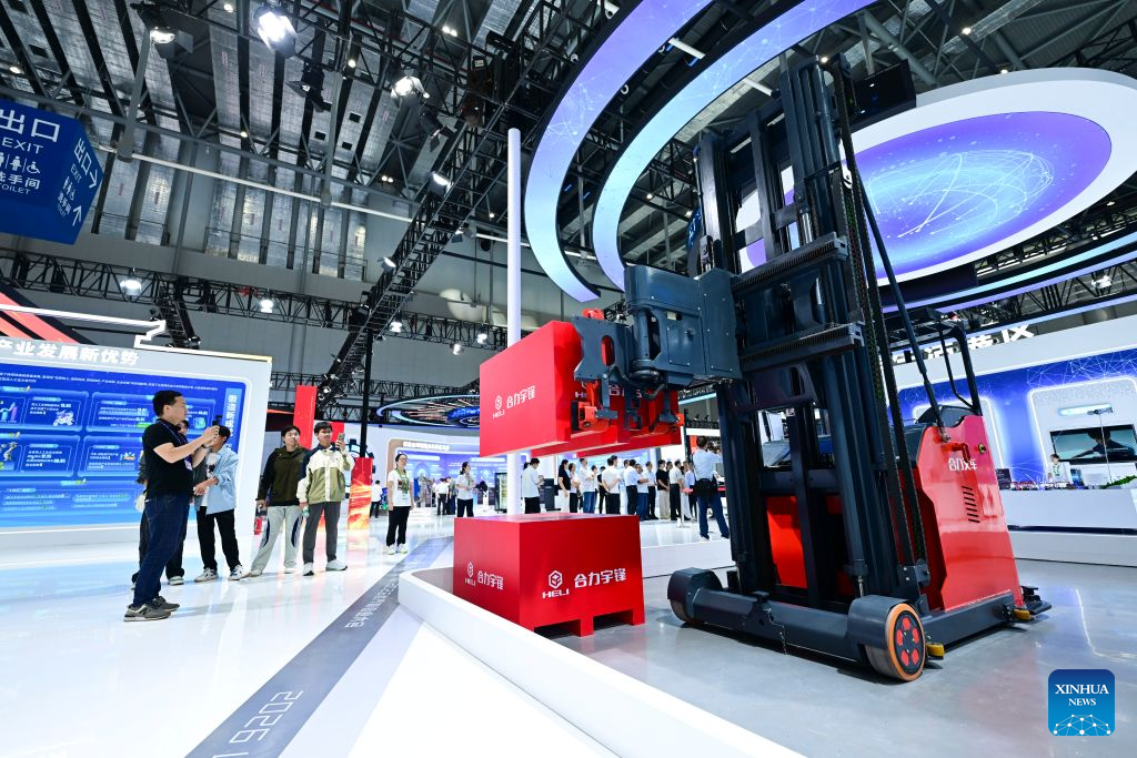 This photo taken on Sept. 21, 2026 shows people watching an unmanned smart forklift during the 2026 World Manufacturing Conference in Hefei, east China's Anhui Province. Various unmanned technologies are displayed during the World Manufacturing Conference. As part of the event, the All-Space Unmanned Ecosystem Conference & Equipment Achievement Exhibition is held in Luogang Park, displaying the latest technologies, products and scenarios solutions in the field of all-space unmanned system. (Xinhua/Zhou Mu)