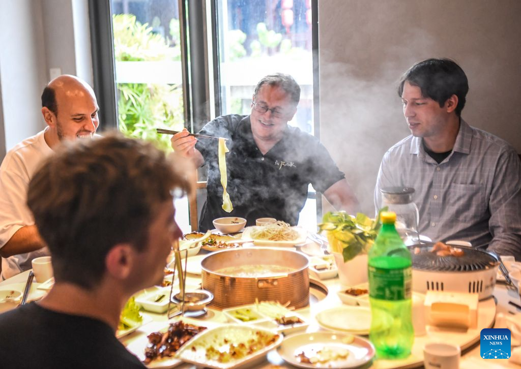 Francis Stonier (2nd R) has a meal with colleagues in southwest China's Chongqing Municipality, Sept. 19, 2026. (Xinhua/Tang Yi)