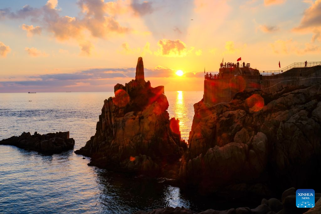 People capture sea views at sunrise in Rongcheng, east China's Shandong Province, Oct. 10, 2026. (Xinhua/Chen Yehua)