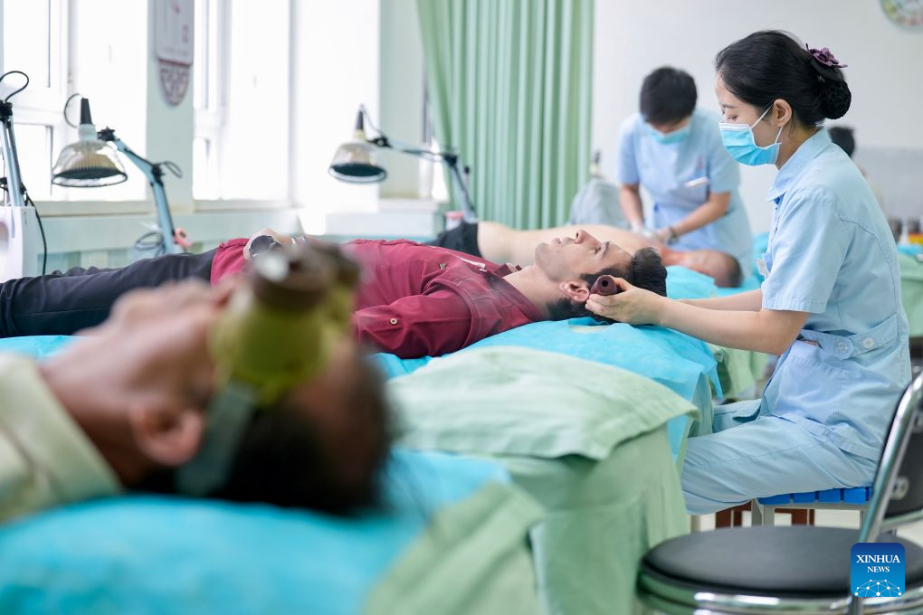 Mohammad Abdi experiences a traditional Chinese medical treatment therapy on head at Ningxia Chinese Medicine Research Center in Yinchuan, northwest China's Ningxia Hui Autonomous Region, on Aug. 15, 2026. (Xinhua/Yang Zhisen)