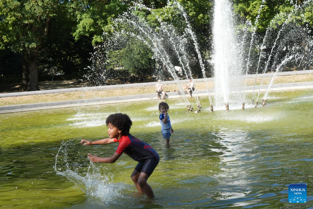 Children play with water during a heatwave at the Cinquantenarie Park in Brussels, Belgium, on July 29, 2026. (Xinhua/Weng Xinyang)