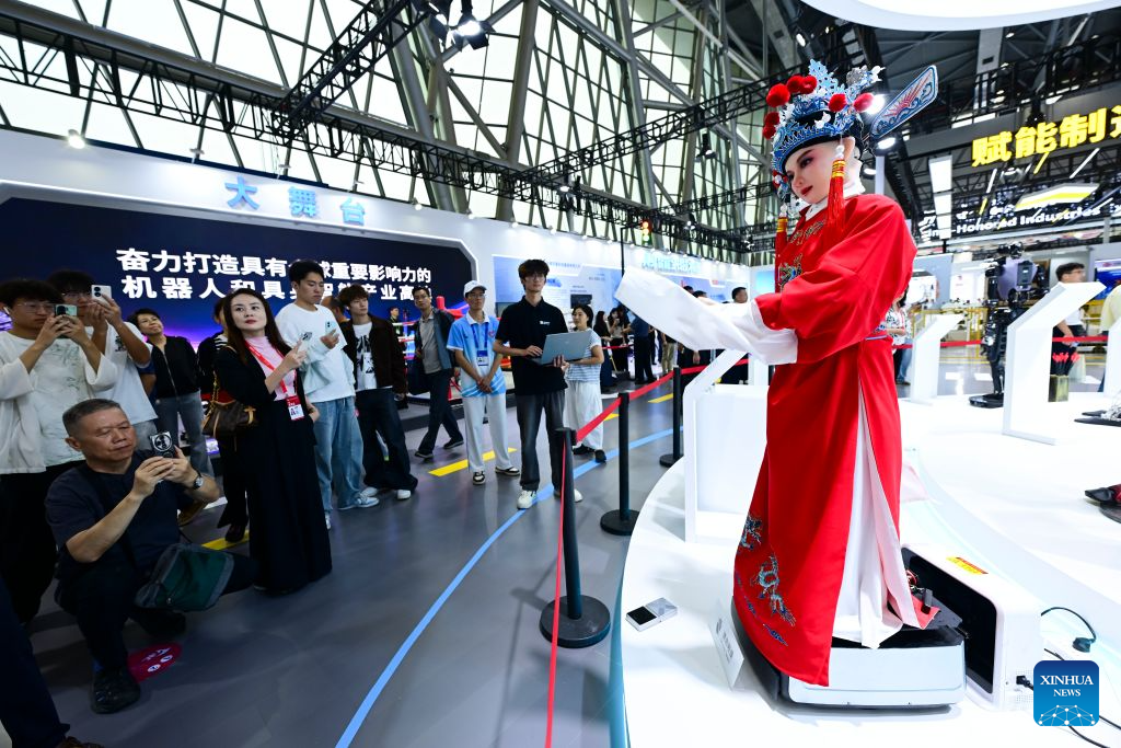 A humanoid robot performs Huangmei Opera at the 2026 World Manufacturing Convention (WMC) in Hefei, east China's Anhui Province, Sept. 21, 2026. The ongoing 2026 WMC showcases wide-ranging applications of robots. (Xinhua/Zhou Mu)