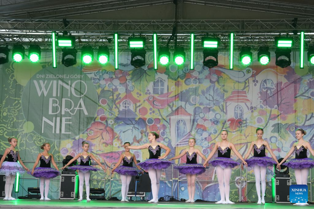 Dancers stage a performance during an arts showcase held as a part of the Winobranie Wine Festival in Zielona Gora, Poland, Sept. 13, 2026. (Xinhua/Yue Yuanyuan)