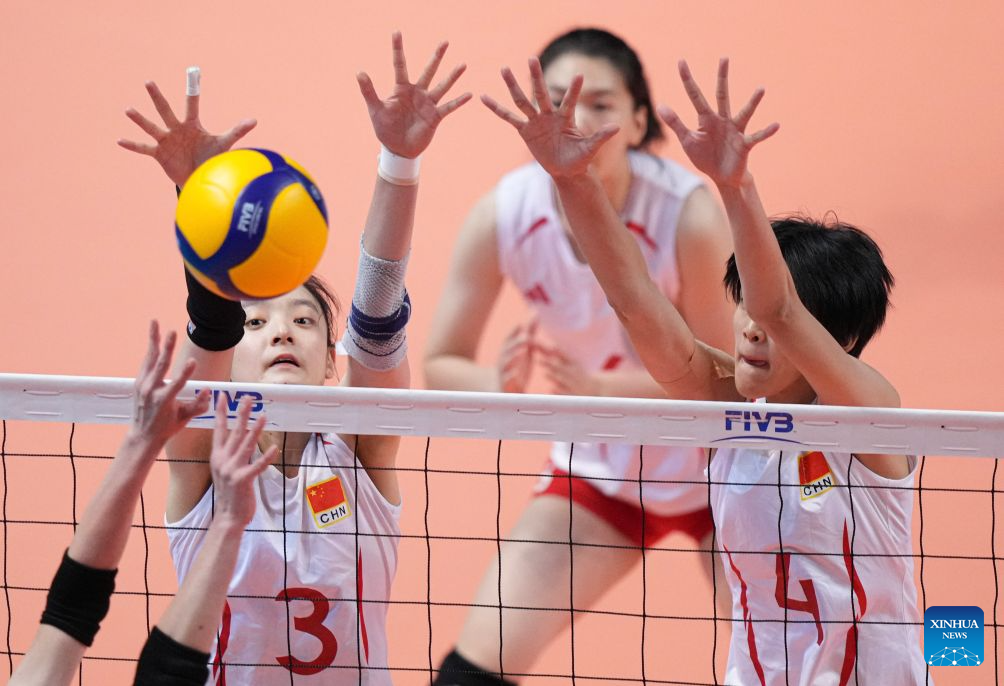 Yin Xiaolan (L) and Si Jingyu of China try to block the ball during the final between China and Japan at the 2026 Asian Eastern Zonal Women's Volleyball Championship in Hong Kong, south China, Aug. 16, 2026. (Xinhua/Lui Siu Wai)
