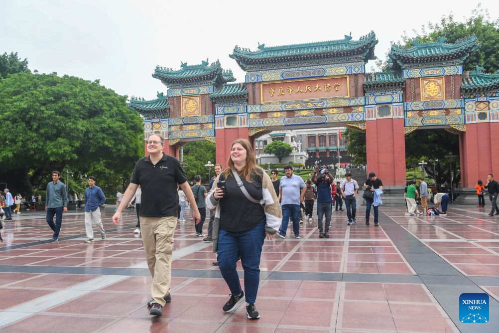 Francis Stonier (L, front) and his colleagues walk in front of the People's Great Hall of Chongqing in southwest China's Chongqing Municipality, Sept. 19, 2026.
Since arriving in Chongqing in 2019 to take up a teaching post, U.S. scholar Francis Stonier has become a well-known local figure. Over the past few years, he has devoted himself to promoting STEAM (Science, Technology, Engineering, Arts, Mathematics) interdisciplinary education and free science outreach for rural school students.
Currently a professor at Southwest University, Stonier teaches academic writing to international students. Beyond his university lectures, Stonier brings science to life for primary and secondary school students. He simplifies complex concepts, tailoring them for young children.
To make science more accessible, Stonier has developed personalized STEAM curricula. Using 3D printing and LEGO bricks, he transforms complex academic concepts into hands-on experiments, encouraging students to explore science through creation and teamwork. In a creative lesson at Bashu Primary School in Chongqing, Stonier used everyday items to simulate birds' foraging behaviors, helping kids understand natural science through play.
Since 2019, Stonier has visited nearly 80 primary and secondary schools across Chongqing, including those in remote rural areas, to give free science lessons.
Stonier's grassroots teaching experience has also reshaped his understanding of education. He speaks highly of Chinese educators' openness to practical and innovative teaching approaches.
Stonier has witnessed Chongqing's development. He has fully immersed himself in local life. Moved by the warmth of the Chongqing people, and the city's unique charm and diverse cuisine, Stonier regards Chongqing as his second hometown, praising its harmonious balance of urban convenience and natural scenery. (Xinhua/Tang Yi)