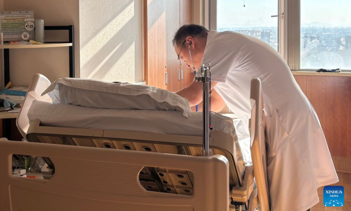Lu Guijun, a doctor at the Department of Pain Medicine, examines a patient at a hospice ward of Beijing Tsinghua Changgung Hospital in Beijing, China, Sept. 28, 2026. (Xinhua)