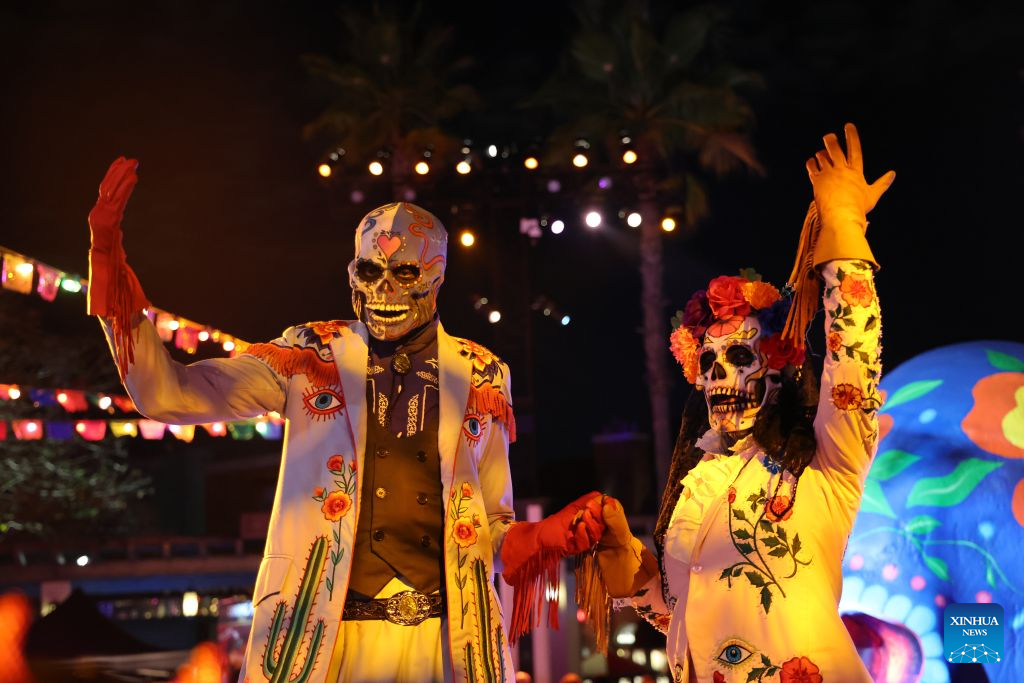 Staff members of Universal Studios Hollywood, dressed in Halloween costumes, interact with tourists during the 2026 Halloween Horror Nights in Los Angeles, California, the United States, on Sept. 5, 2026. The event opened on Sept. 3 this year and will run on select nights until Nov. 1, 2026. (Photo by Zeng Hui/Xinhua)