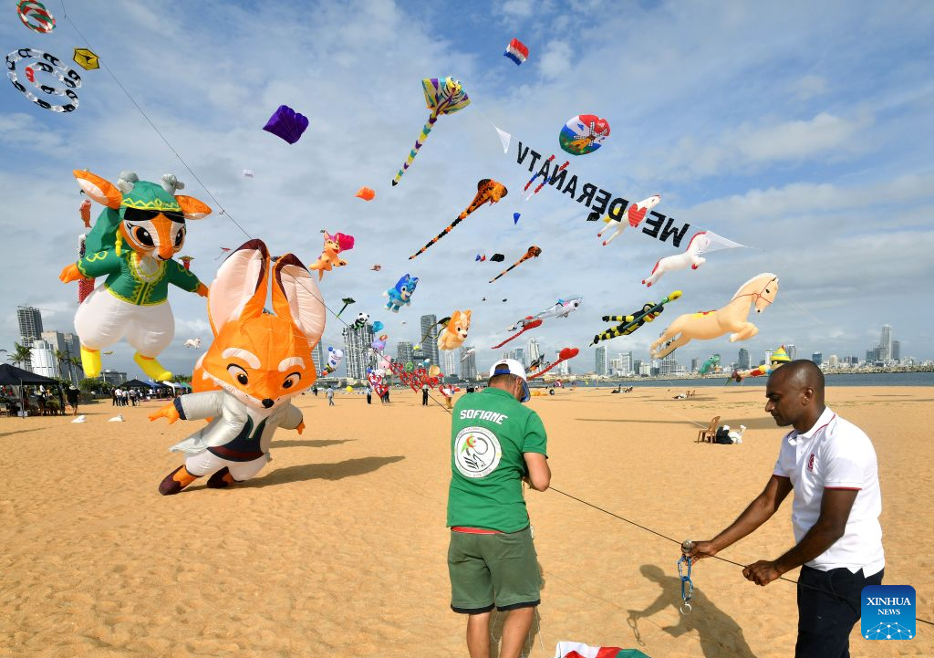 Participants fly kites during the Colombo International Kite Festival in Colombo, Sri Lanka, on Aug. 8, 2026.

The festival was held here on Aug. 8 to 9, bringing together kite flyers from about 30 countries and regions. (Photo by Ajith Perera/Xinhua)