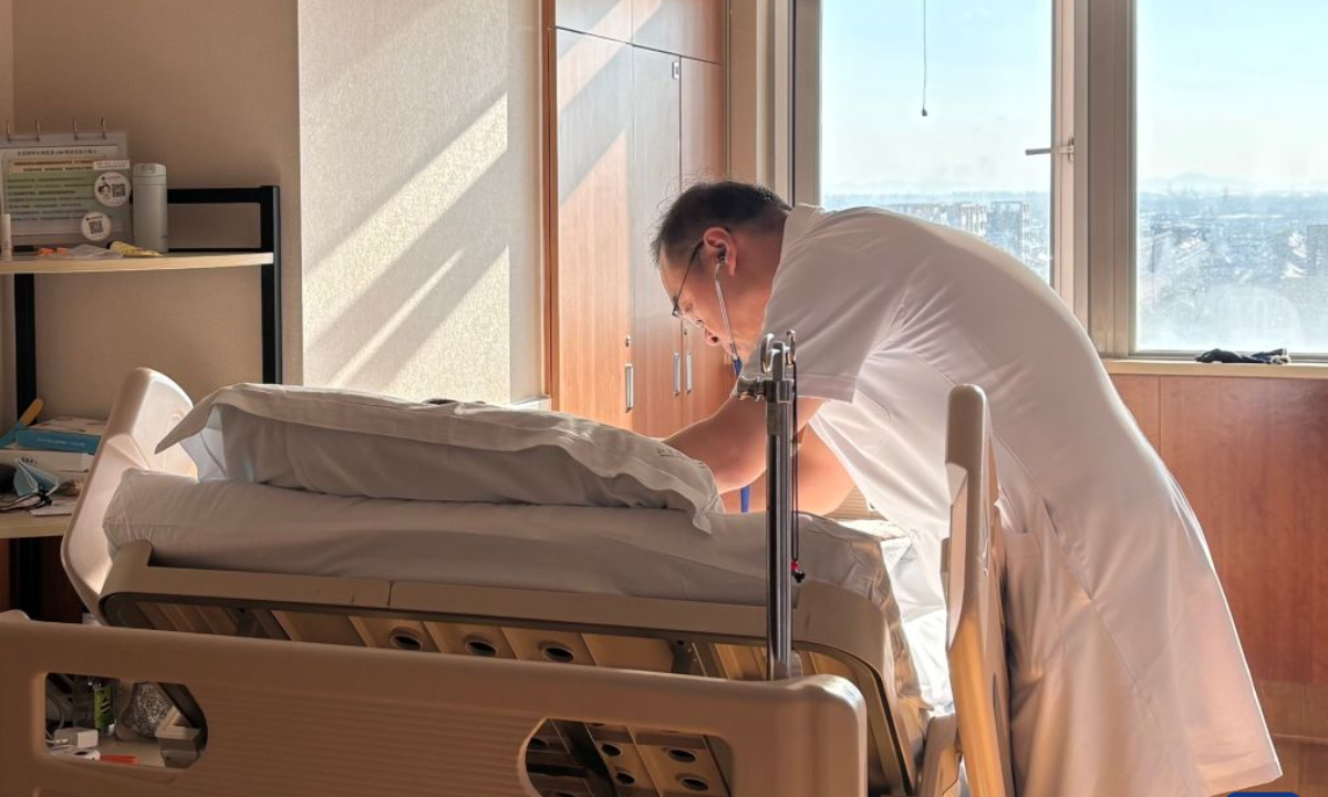 Lu Guijun, a doctor at the Department of Pain Medicine, examines a patient at a hospice ward of Beijing Tsinghua Changgung Hospital in Beijing, China, Sept. 28, 2026. (Xinhua)
