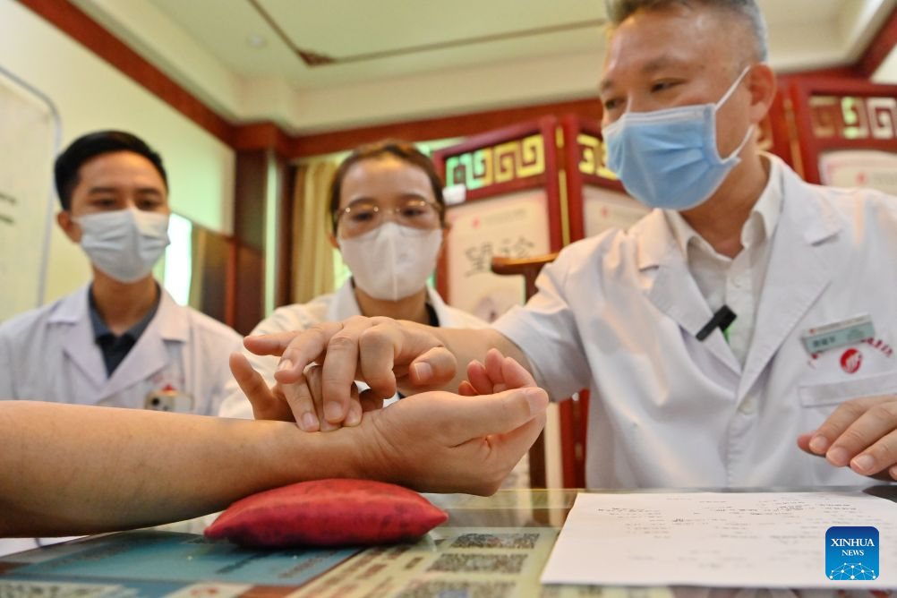 Thai Thi Hai Yen (C) feels a patient's pulse under the guidance of Dr. Tang Yaoping (R) at the Second Affiliated Hospital of Guangxi University of Chinese Medicine in Nanning, south China's Guangxi Zhuang Autonomous Region, Sept. 17, 2026. (Xinhua/Lu Boan)