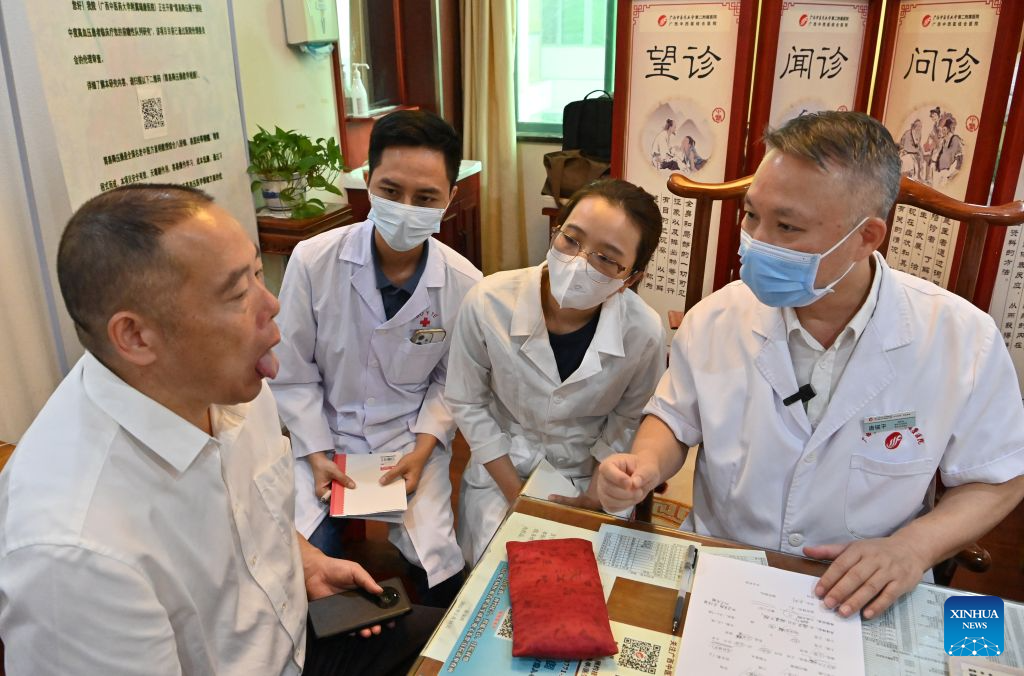 Thai Thi Hai Yen (2nd R) and Dr. Tang Yaoping (1st R) examine a patient at the Second Affiliated Hospital of Guangxi University of Chinese Medicine in Nanning, south China's Guangxi Zhuang Autonomous Region, Sept. 17, 2026. (Xinhua/Lu Boan)