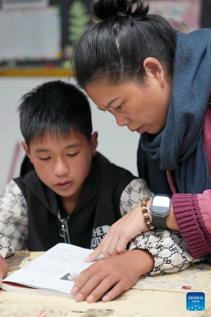 Tan Meizhen tutors a student at Caoyuan school in Caoyuan Village of Longhui County, central China's Hunan Province, Sept. 3, 2026. (Xinhua/Xue Yuge)
