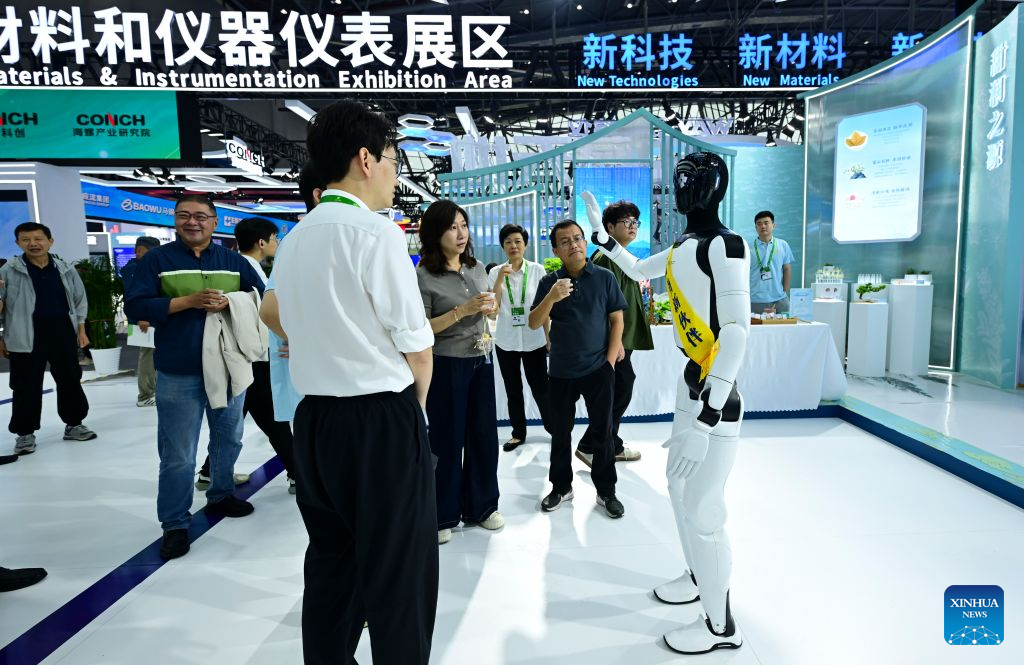 A humanoid robot introduces products to visitors at the 2026 World Manufacturing Convention (WMC) in Hefei, east China's Anhui Province, Sept. 21, 2026. The ongoing 2026 WMC showcases wide-ranging applications of robots. (Xinhua/Zhou Mu)