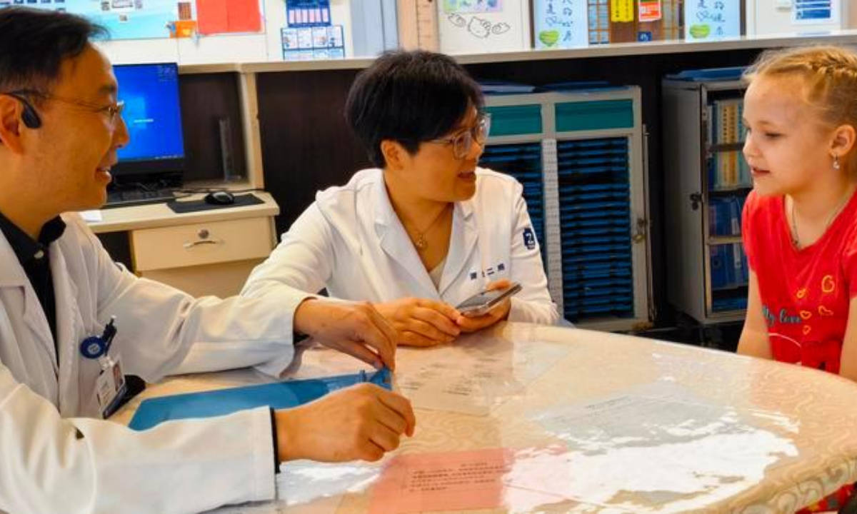 Doctors communicate with Russian girl Vera, a pseudonym, at the Second Affiliated Hospital, Zhejiang University School of Medicine in Hangzhou, east China's Zhejiang Province, April 17, 2026. (Xinhua)