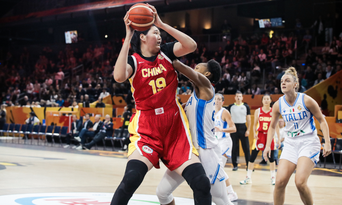 China's center Zhang Ziyu shields the ball against Italian players during the match between China and Italy at the FIBA Women's World Cup in Berlin, Germany on September 7, 2026. Photo: VCG