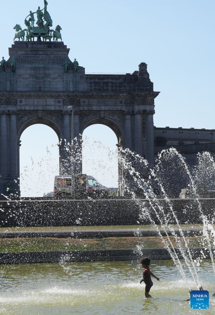A child plays with water during a heatwave at the Cinquantenarie Park in Brussels, Belgium, on July 29, 2026. (Xinhua/Weng Xinyang)